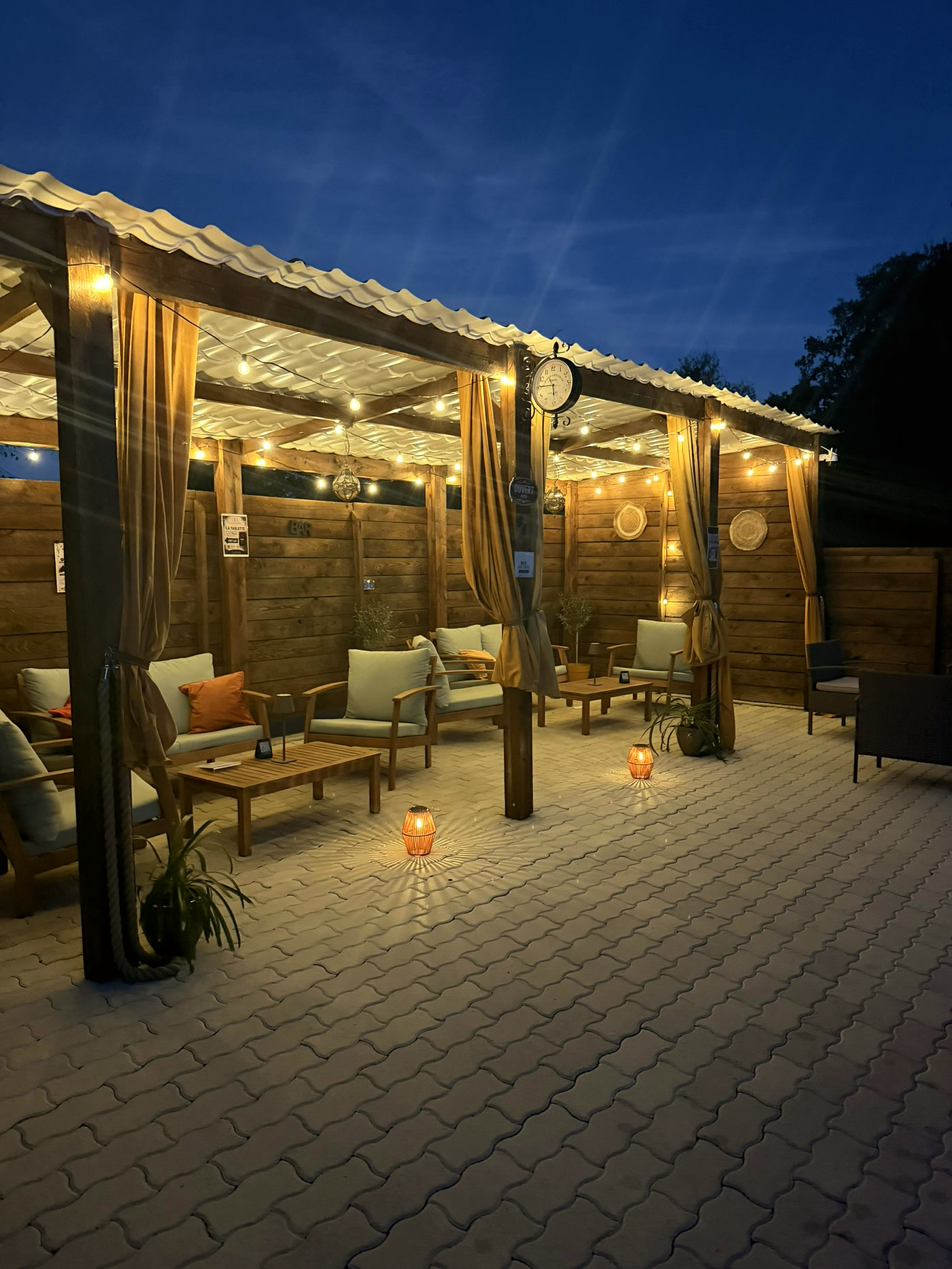 Le bar du Petit Marcel éclairé pour la soirée