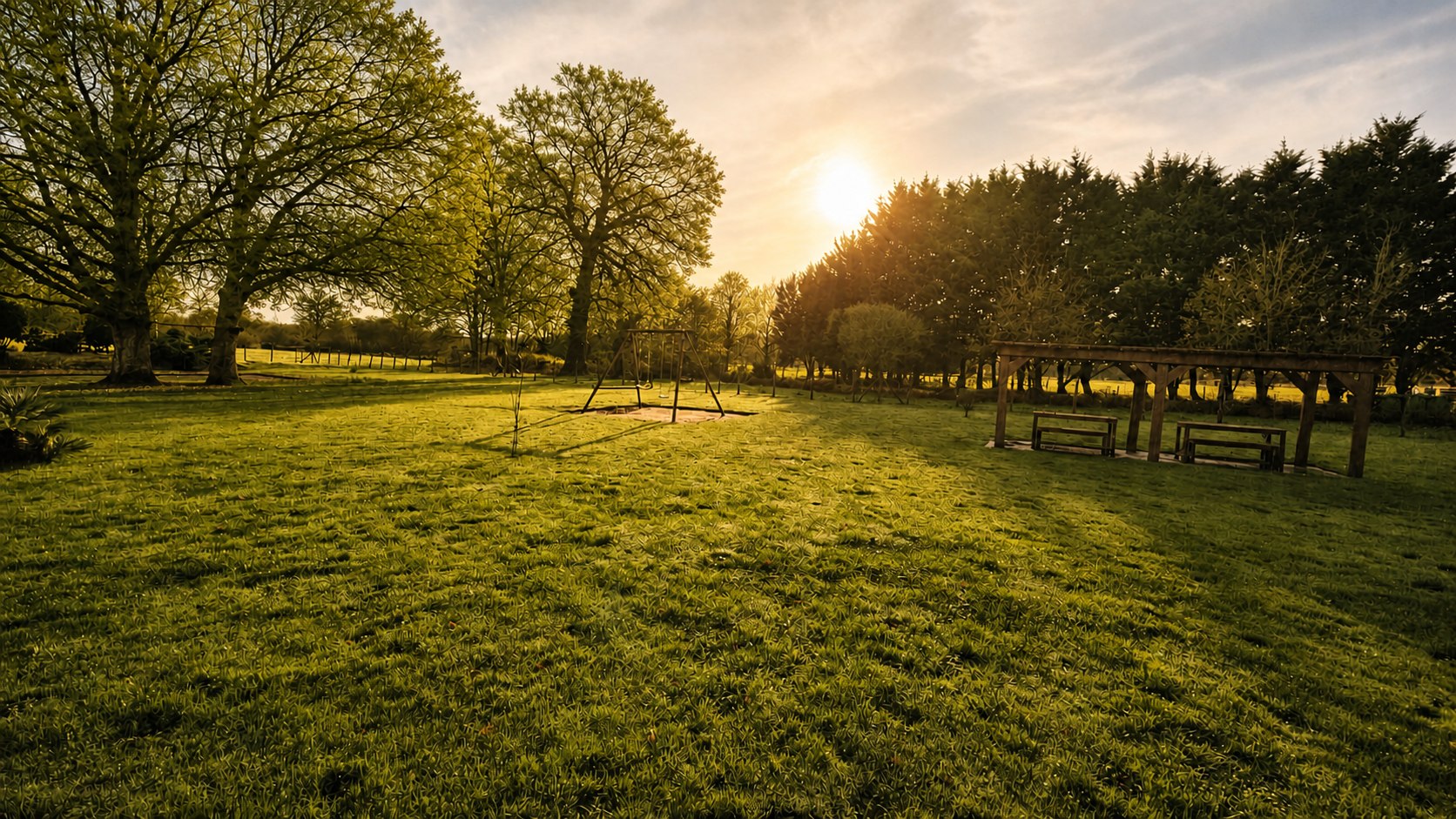 Le grand parc arboré du domaine en été