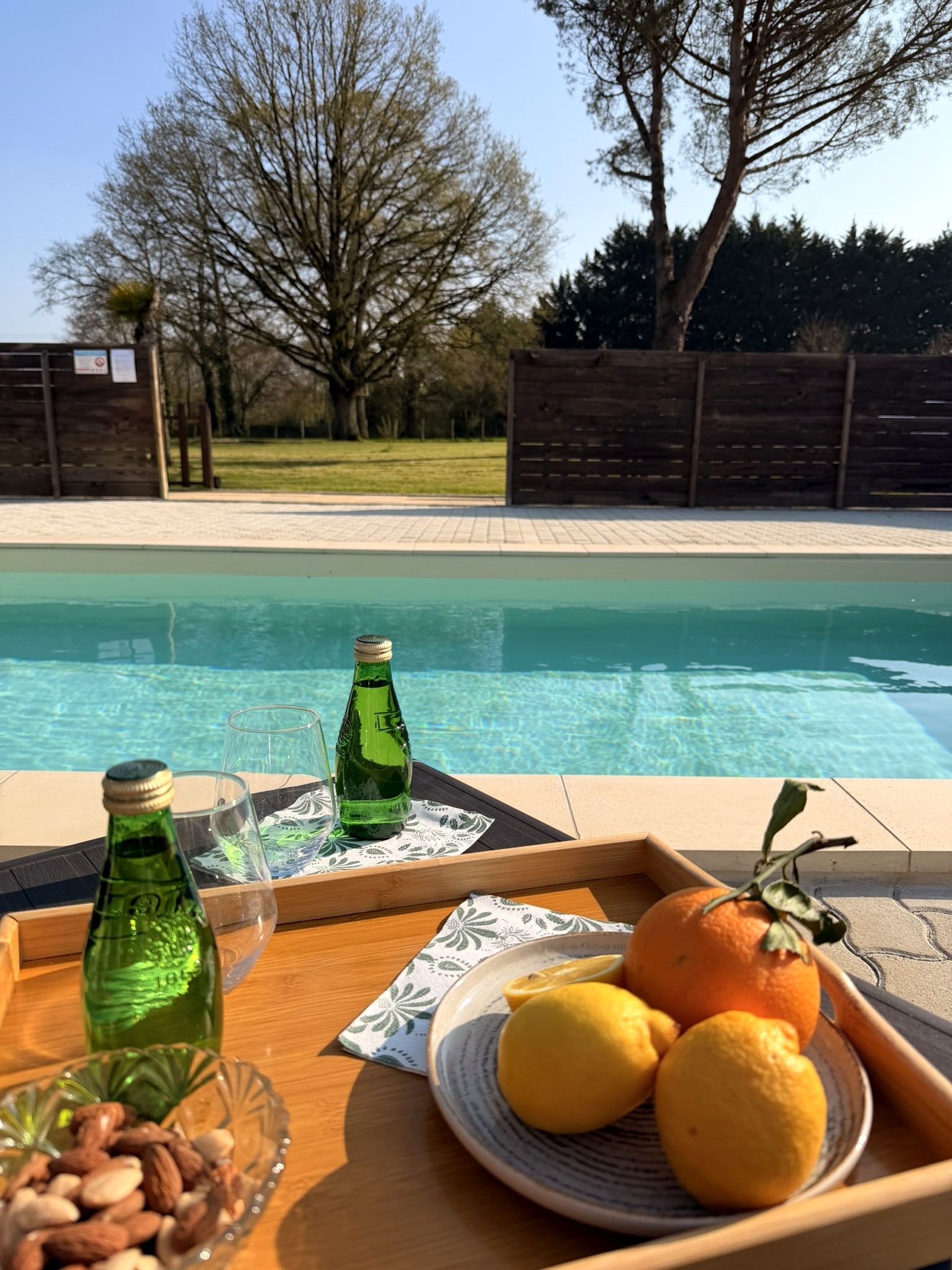 Un apéritif au soleil au bord de la piscine chauffée