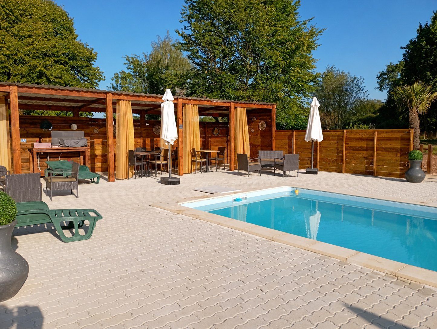 La piscine chauffée et son espace bar ouvert sur le parc