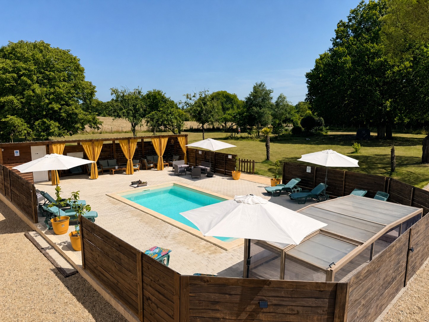 Piscine chauffée, parasols ouverts et bar aux rideaux ocre